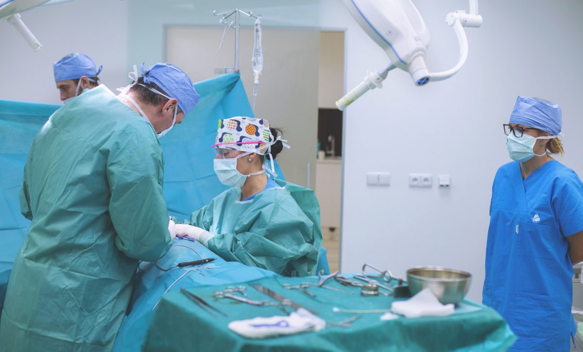 Dr. Petr Hýža, sálové sestry a anesteziolog během práce na operačním sále kliniky Leticia v Brně.